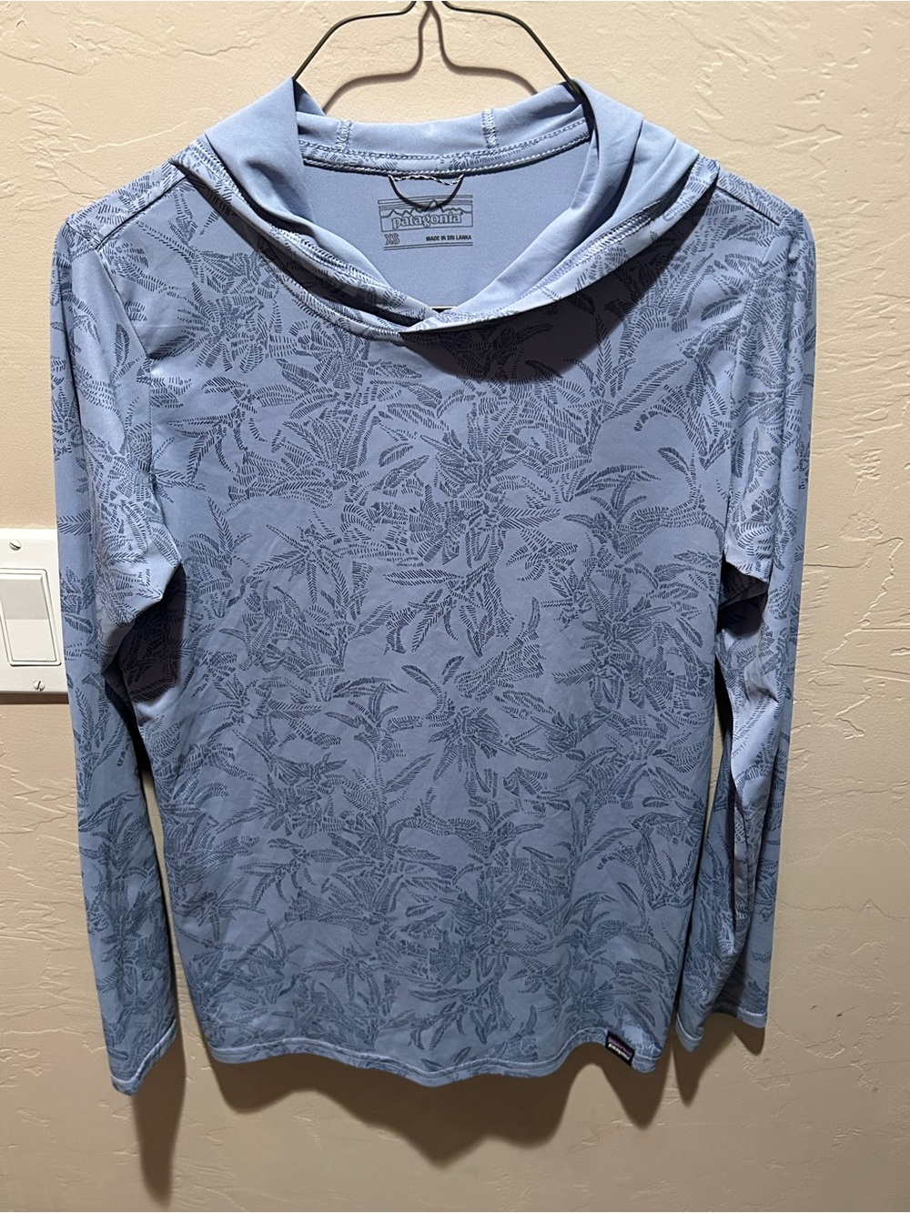 Patagonia Light Blue Long-Sleeve Hooded Sun Top with Leaf Print Women’s XS